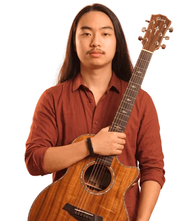 Professor do curso de violão online segurando violão, Tocando do Zero